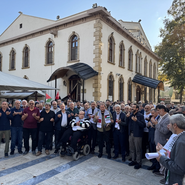 Kocaeli'de sivil toplum kuruluşu üyeleri Filistin'e destek için seslerini y...