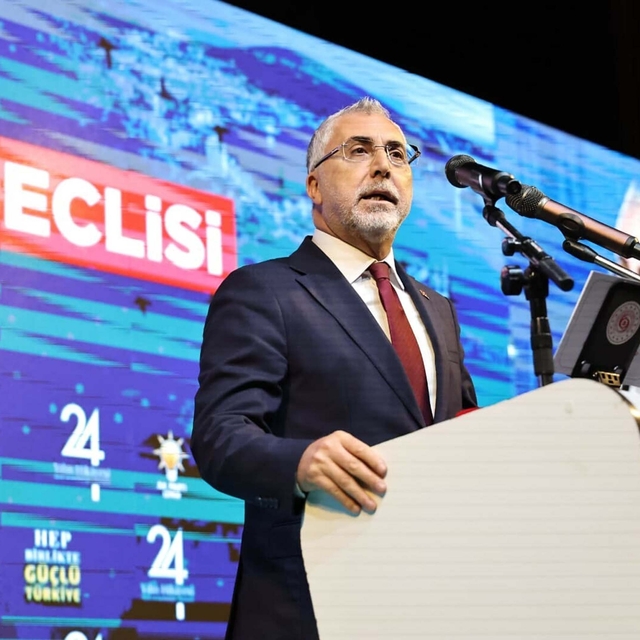 Bakan Işıkhan: İzmir çöp dağlarından ve kokudan geçilmiyor