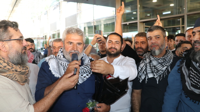 İsrail'in alıkoyduğu aktivistlerden Muhammed Emin Işık Mersin'de karşılandı