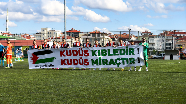 Tekirdağ'da amatör futbol maçında Filistin'e destek pankartı açıldı