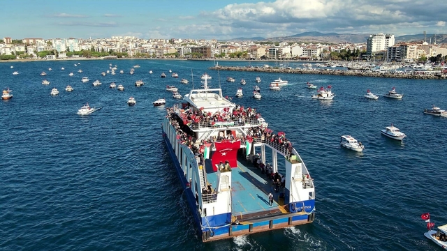 Çanakkale Boğazı'nda teknelerden Küresel Sumud Filosu'na destek turu