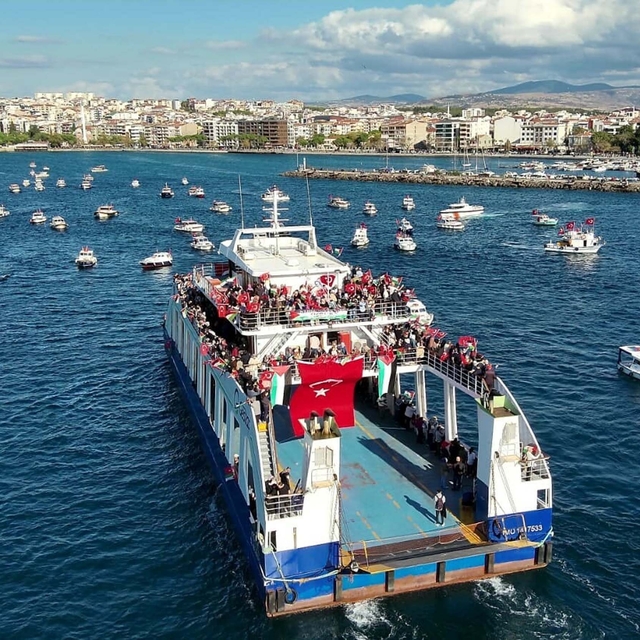 Çanakkale Boğazı'nda teknelerden Küresel Sumud Filosu'na destek turu