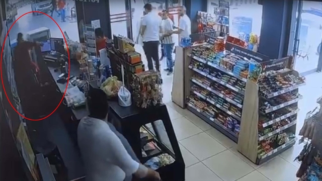 Eski eşi ile onun yanındaki kişiyi bıçaklayıp, kaçtı (2)