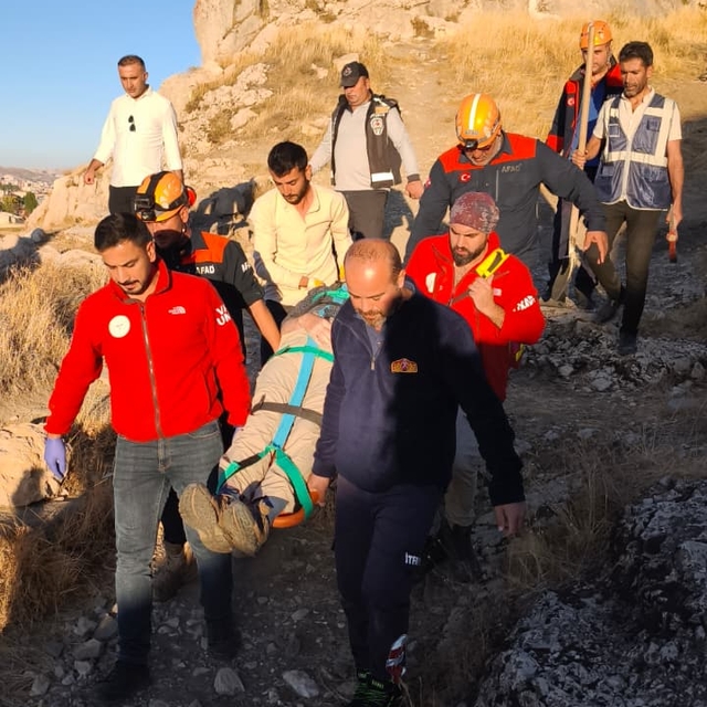 Van Kalesi'nden mağaraya düşen Alman turist, AFAD ve UMKE ekiplerince kurta...