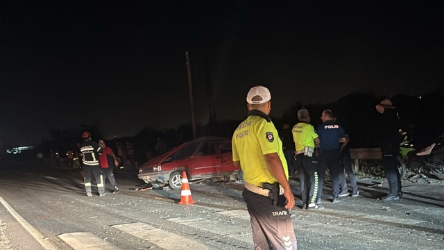 Tarsus'ta 2 otomobil çarpıştı: 1 ölü, 4 yaralı