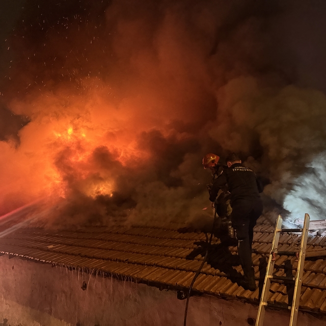 Bursa'da yedek parça satılan iş yerinde çıkan yangın söndürüldü