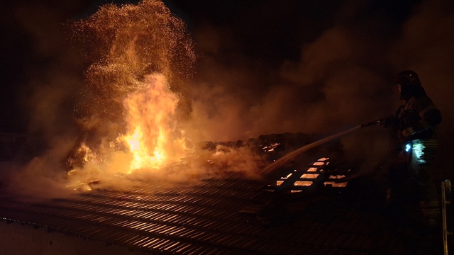 Bursa'da oto yedek parça dükkanında yangın; 4 iş yeri hasar gördü