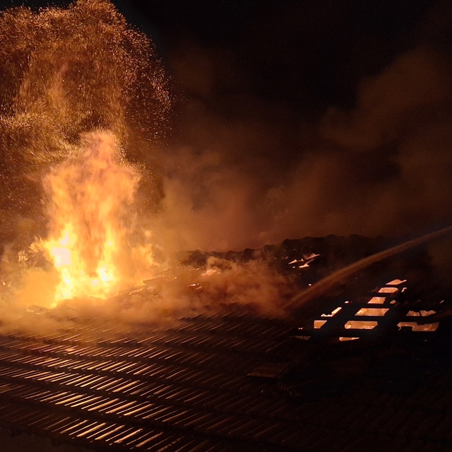 Bursa'da oto yedek parça dükkanında yangın; 4 iş yeri hasar gördü