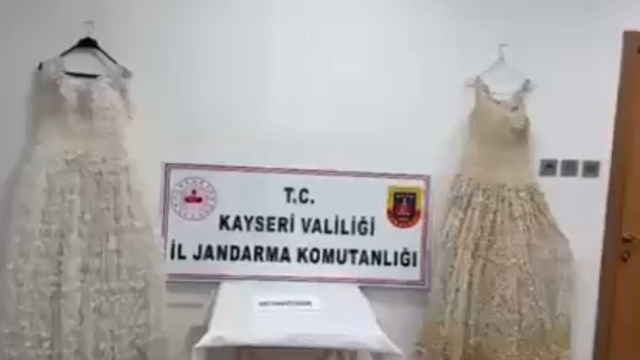 Kayseri'de gelinliğe işlenmiş 25 kilogram uyuşturucu ele geçirildi