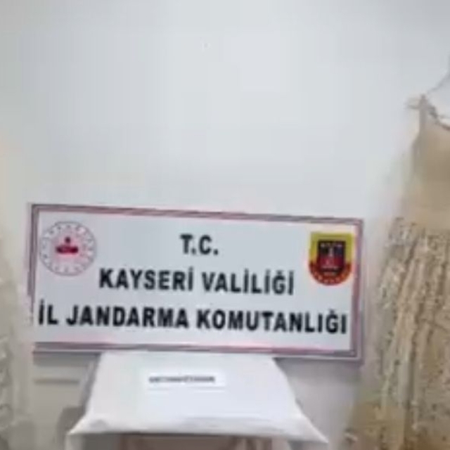 Kayseri'de gelinliğe işlenmiş 25 kilogram uyuşturucu ele geçirildi