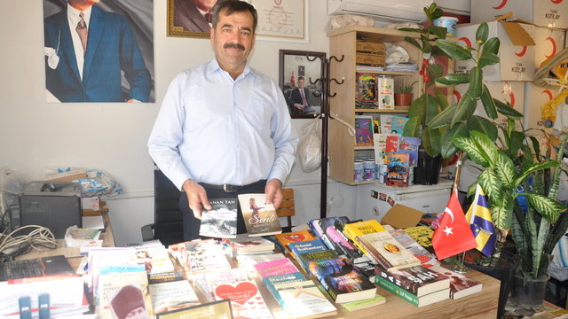 Ödemişli muhtar bürosunu kütüphaneye çevirdi