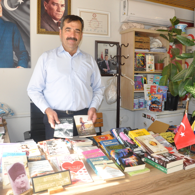 Ödemişli muhtar bürosunu kütüphaneye çevirdi