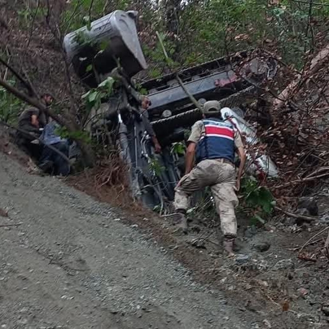 Yol açarken uçuruma yuvarlanan iş makinesinin operatörü öldü