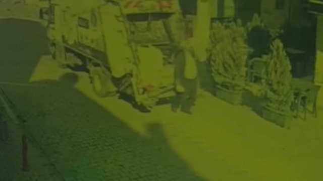 Şoförünün geri manevra yaptığı kamyon yayaya çarptı; kaza kamerada