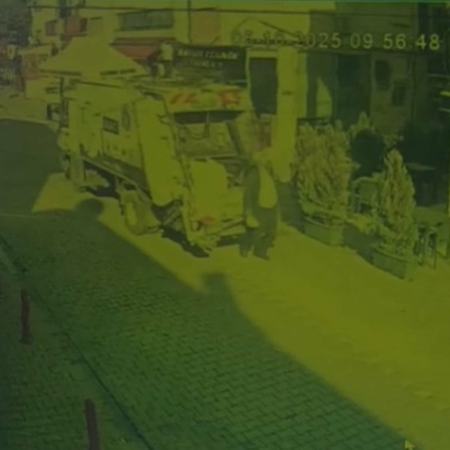 Şoförünün geri manevra yaptığı kamyon yayaya çarptı; kaza kamerada