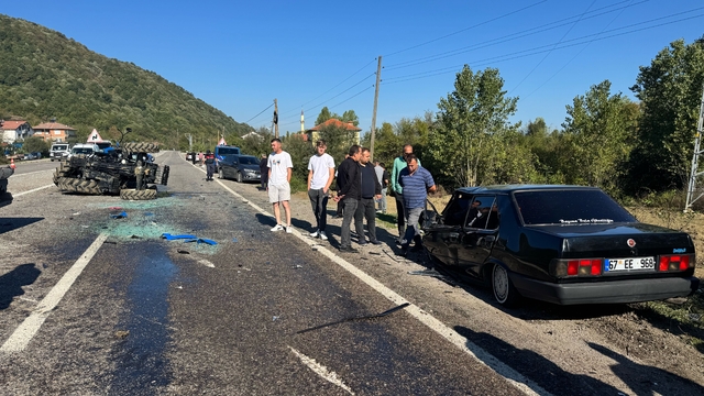 Bartın'da iki otomobille traktörün çarpıştığı kazada 4 kişi yaralandı