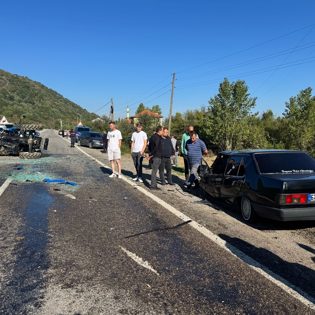 Bartın'da iki otomobille traktörün çarpıştığı kazada 4 kişi yaralandı