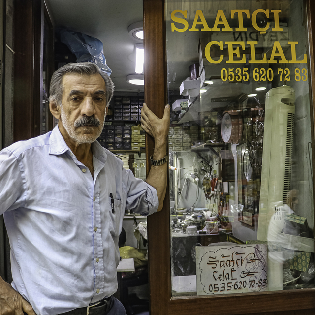 4 metrekarelik dükkanda yarım asırdır antika saatleri tamir ediyor