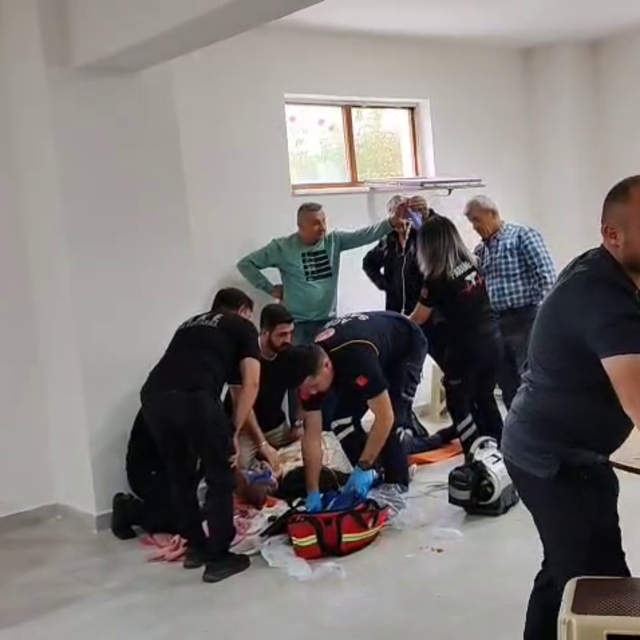 Nefes borusuna et parçası kaçtı, Heimlich manevrası ve kalp masajıyla kurta...