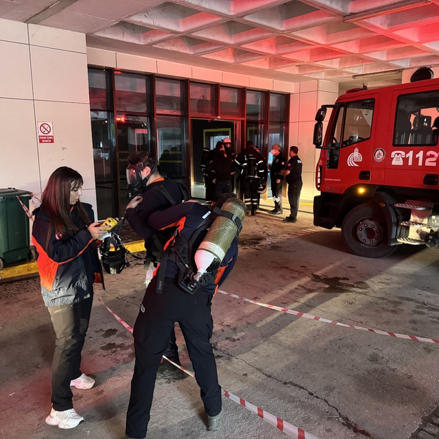 Edirne'de hastanede çıkan yangına müdahale ediliyor