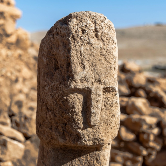 Karahantepe'de insan yüzlü T biçimli dikilitaş bulundu