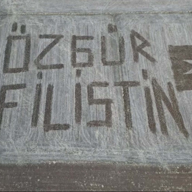 Traktör ile tarlalarına 'Özgür Filistin' yazdılar