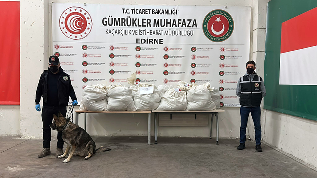 Kapıkule'de TIR'ın dorsesinde 113 kilo 664 gram esrar ele geçirildi
