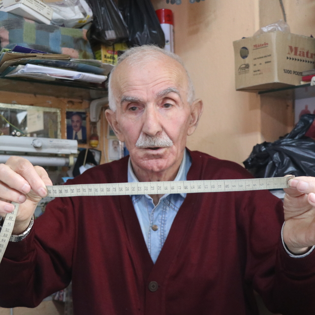Rize'de "Yılın Ahisi" seçilen terzi, 62 yıldır mesleğini sürdürüyor
