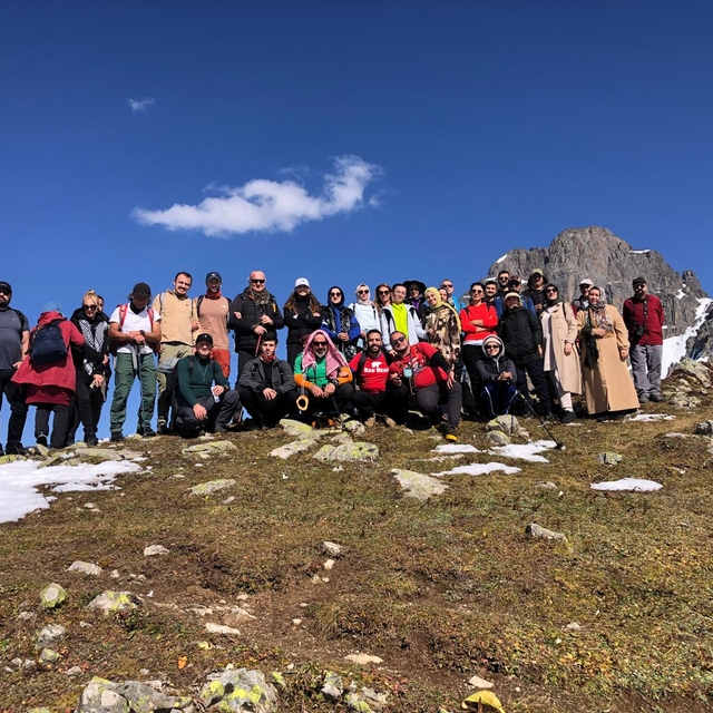 Rizeli doğaseverlerden Kaçkar Dağları eteklerinde zorlu yürüyüş