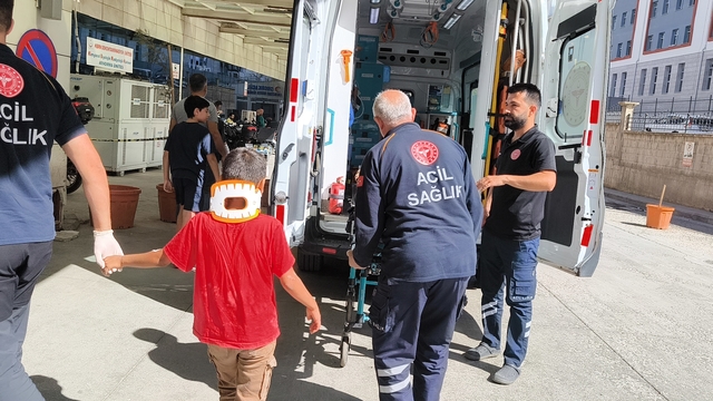 Siirt'te devrilen bisikletteki 2 çocuk yaralandı