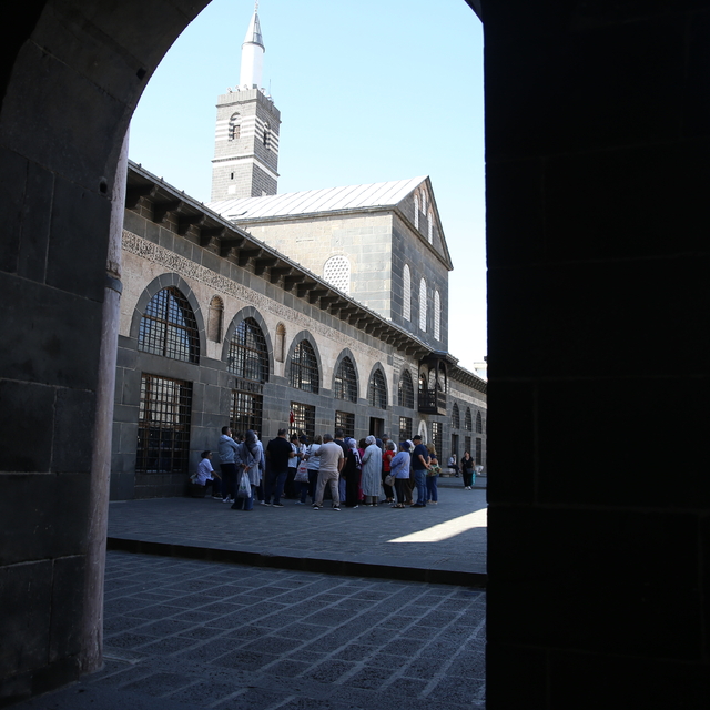 Diyarbakır'da görevli imamlar tarihi camilerde turistlere 4 dilde hizmet su...