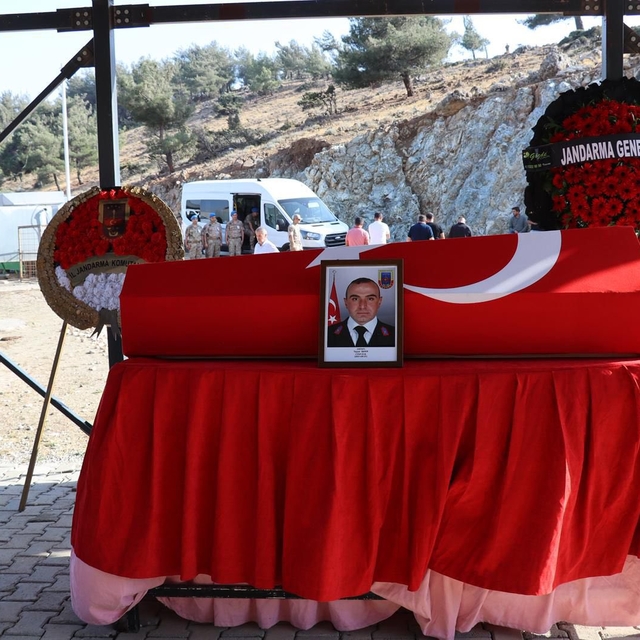 Gaziantep'te kazada hayatını kaybeden jandarma uzman çavuş toprağa verildi