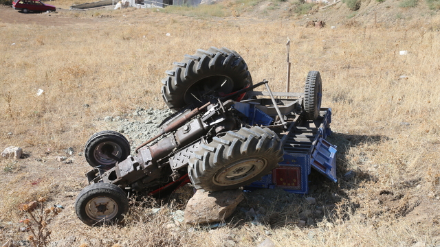 Tokat'ta devrilen traktördeki 2 kişi yaralandı
