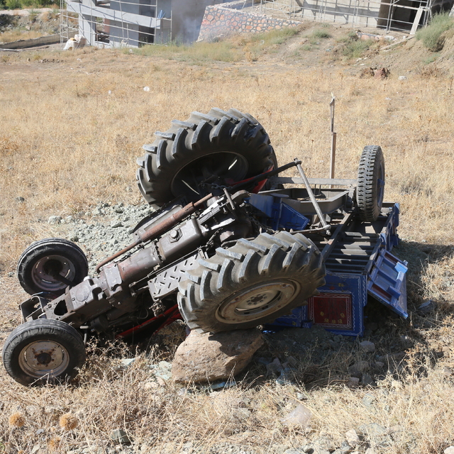 Tokat'ta devrilen traktördeki 2 kişi yaralandı