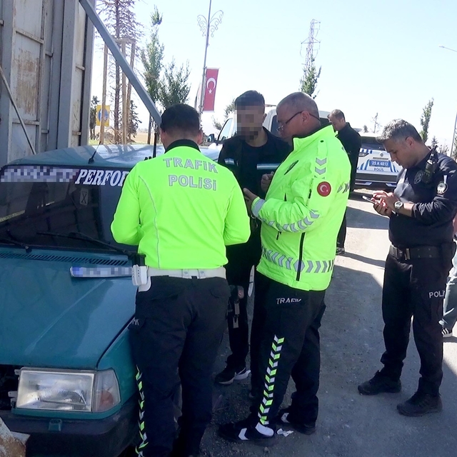 Polisten kaçıp, otomobilini reklam tabelasının arkasına gizledi ancak cezad...