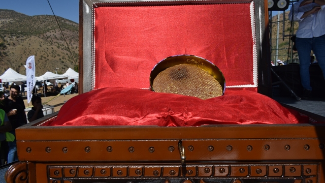 Festivalde açık artırmaya sunulan 1 kilo Sason balı, 340 bin liraya alıcı buldu