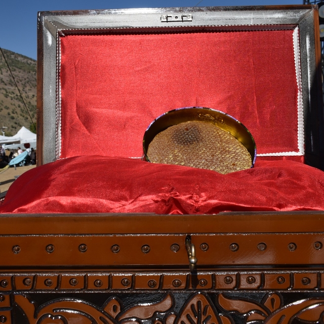 Festivalde açık artırmaya sunulan 1 kilo Sason balı, 340 bin liraya alıcı b...