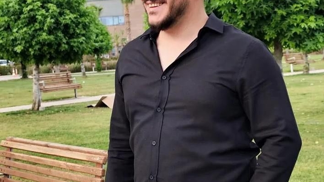 Trafikte sıkıştırılan otomobilin çarptığı motosikletin sürücüsü kurtarılamadı