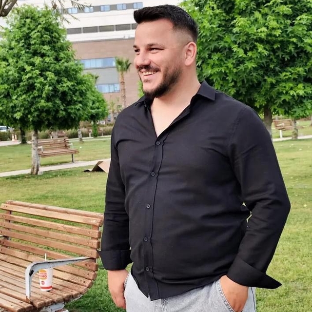 Trafikte sıkıştırılan otomobilin çarptığı motosikletin sürücüsü kurtarılama...