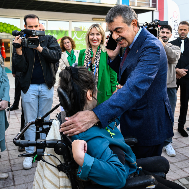 Bakanlar Tekin ve Yumaklı, özel gereksinimli öğrencilerle bir araya geldi
