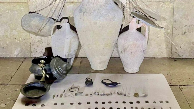 Kırşehir'de tarihi eser niteliği taşıyan objeleri satmaya çalışan 2 şüpheli yakalandı