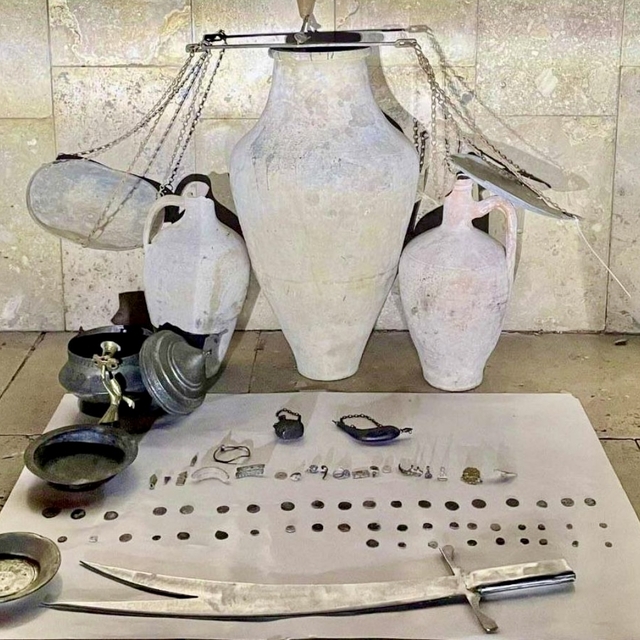 Kırşehir'de tarihi eser niteliği taşıyan objeleri satmaya çalışan 2 şüpheli...