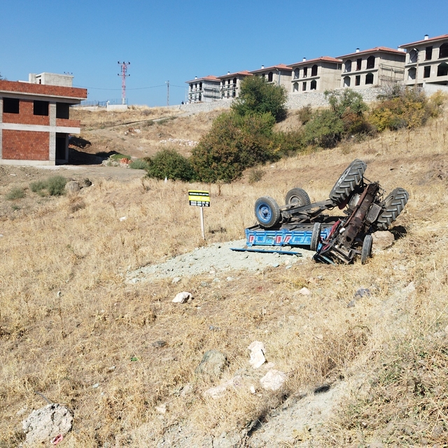 Tokat'ta traktör tarlaya devrildi: 2 ağır yaralı