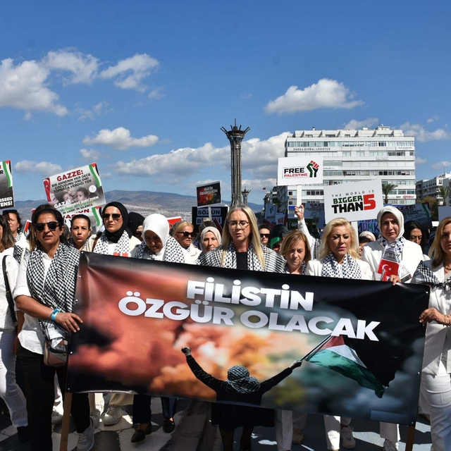 Filistin'e destek için beyaz giyinen AK Parti'li kadınlar zincir oluşturup,...