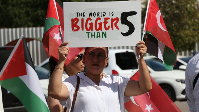 Adana ve çevre illerde AK Parti'li kadınlar Gazze için sessiz insan zinciri oluşturdu