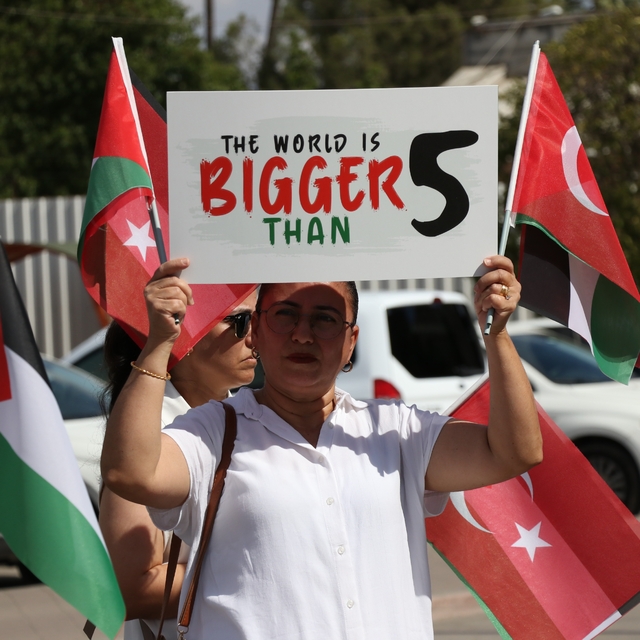 Adana ve çevre illerde AK Parti'li kadınlar Gazze için sessiz insan zinciri...