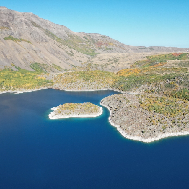 Nemrut Krater Gölü'nün çevresi sonbahar renklerine büründü