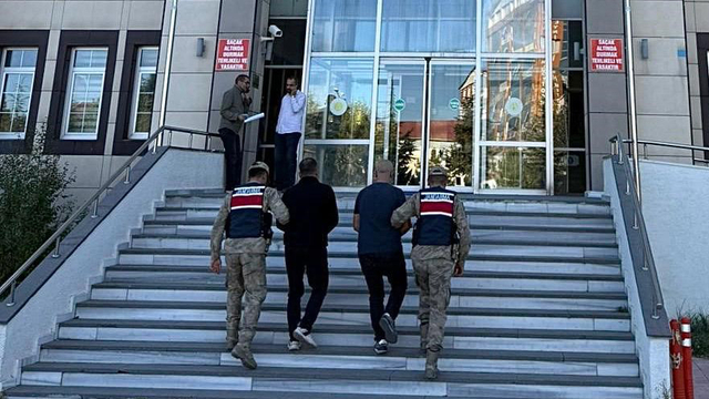 Bitlis'te 2 kaçak göçmen yakalandı, 2 organizatör tutuklandı