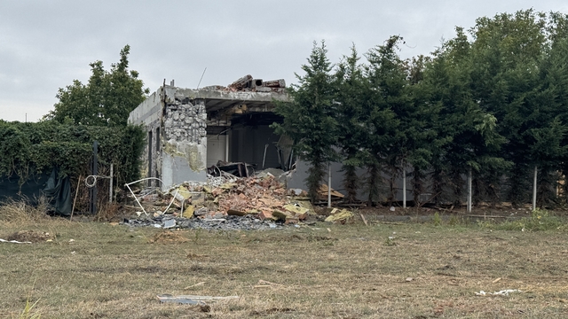 Edirne'de askeri kışlanın yanına yapılan ruhsatsız villanın yıkımına başlandı