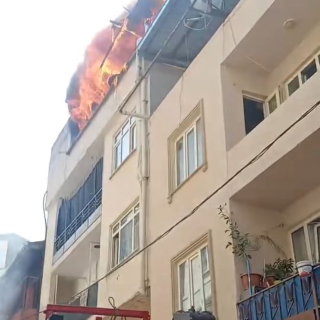 Bursa'da yangın çıkan daire kullanılamaz hale geldi